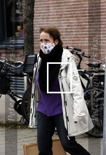 Amsterdam 6 november 2020
Clairy P{olak doet boodschappen in Amsterdam zuid. Ze draagt mondkapje