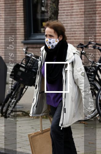 Amsterdam 6 november 2020
Clairy P{olak doet boodschappen in Amsterdam zuid. Ze draagt mondkapje