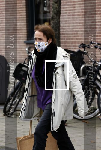 Amsterdam 6 november 2020
Clairy P{olak doet boodschappen in Amsterdam zuid. Ze draagt mondkapje