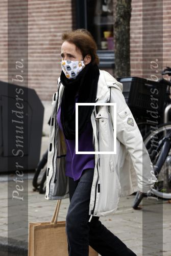 Amsterdam 6 november 2020
Clairy P{olak doet boodschappen in Amsterdam zuid. Ze draagt mondkapje