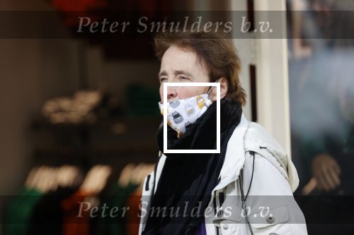 Amsterdam 6 november 2020
Clairy P{olak doet boodschappen in Amsterdam zuid. Ze draagt mondkapje