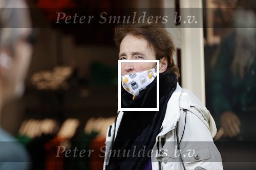 Amsterdam 6 november 2020
Clairy P{olak doet boodschappen in Amsterdam zuid. Ze draagt mondkapje