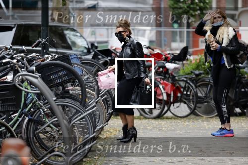 Amsterdam 27 oktober 27 oktober 2020
Estelle Cruijff en Connie Witteman met mondkapjes op de cornelis schuytstraat