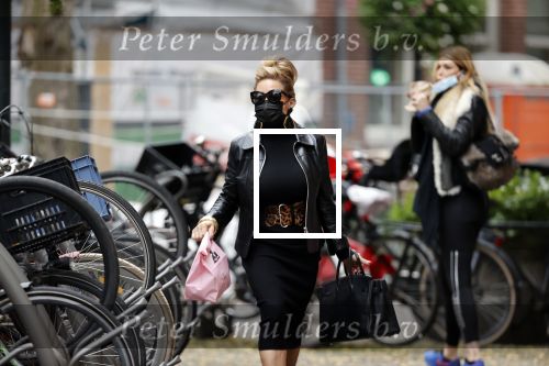Amsterdam 27 oktober 27 oktober 2020
Estelle Cruijff en Connie Witteman met mondkapjes op de cornelis schuytstraat