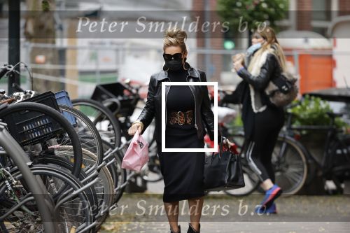 Amsterdam 27 oktober 27 oktober 2020
Estelle Cruijff en Connie Witteman met mondkapjes op de cornelis schuytstraat