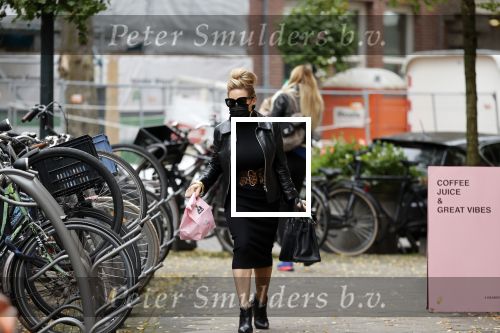 Amsterdam 27 oktober 27 oktober 2020
Estelle Cruijff en Connie Witteman met mondkapjes op de cornelis schuytstraat