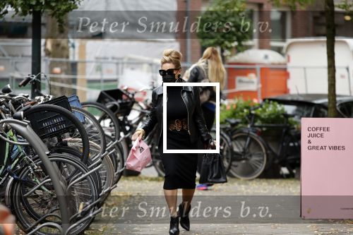 Amsterdam 27 oktober 27 oktober 2020
Estelle Cruijff en Connie Witteman met mondkapjes op de cornelis schuytstraat