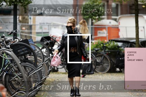 Amsterdam 27 oktober 27 oktober 2020
Estelle Cruijff en Connie Witteman met mondkapjes op de cornelis schuytstraat