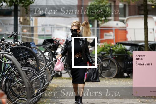 Amsterdam 27 oktober 27 oktober 2020
Estelle Cruijff en Connie Witteman met mondkapjes op de cornelis schuytstraat