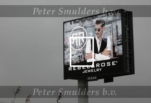 Muiden A1 30 oktober Schiphol en Denhaag 31 oktober 2020
Dany Vera en zijn vrouw staan op een Abri  van het merk Rebel & Rose