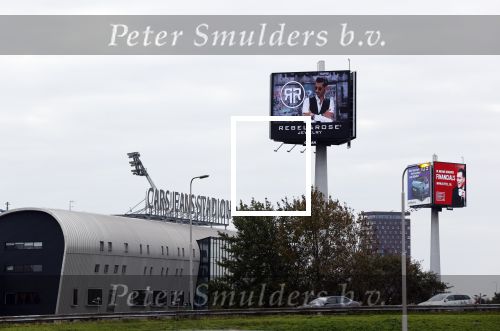 Muiden A1 30 oktober Schiphol en Denhaag 31 oktober 2020
Dany Vera en zijn vrouw staan op een Abri  van het merk Rebel & Rose
