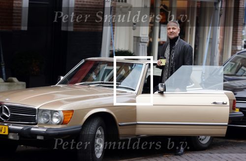 Amsterdam 5 november 2020
Eric Kuster in zijn oldtimer Mercedes in de cornelis schuytstraat