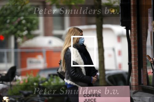 Amsterdam 27 oktober 27 oktober 2020
Estelle Cruijff en Connie Witteman met mondkapjes op de cornelis schuytstraat