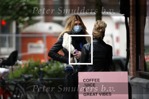Amsterdam 27 oktober 27 oktober 2020
Estelle Cruijff en Connie Witteman met mondkapjes op de cornelis schuytstraat