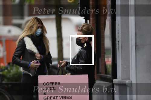 Amsterdam 27 oktober 27 oktober 2020
Estelle Cruijff en Connie Witteman met mondkapjes op de cornelis schuytstraat