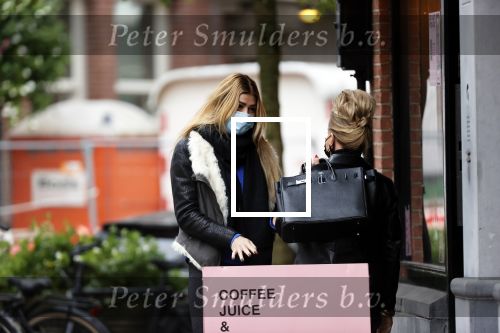 Amsterdam 27 oktober 27 oktober 2020
Estelle Cruijff en Connie Witteman met mondkapjes op de cornelis schuytstraat