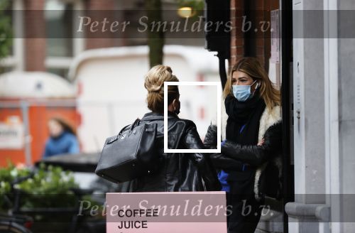 Amsterdam 27 oktober 27 oktober 2020
Estelle Cruijff en Connie Witteman met mondkapjes op de cornelis schuytstraat
