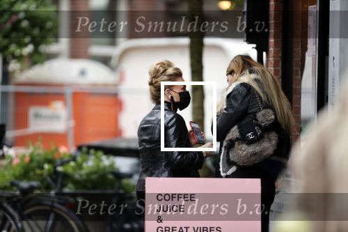 Amsterdam 27 oktober 27 oktober 2020
Estelle Cruijff en Connie Witteman met mondkapjes op de cornelis schuytstraat