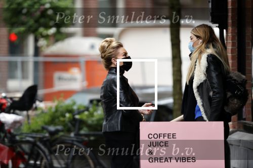 Amsterdam 27 oktober 27 oktober 2020
Estelle Cruijff en Connie Witteman met mondkapjes op de cornelis schuytstraat