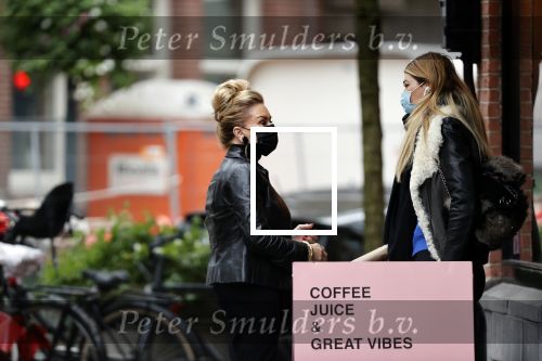 Amsterdam 27 oktober 27 oktober 2020
Estelle Cruijff en Connie Witteman met mondkapjes op de cornelis schuytstraat