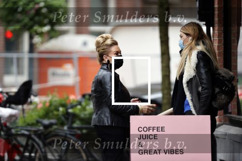 Amsterdam 27 oktober 27 oktober 2020
Estelle Cruijff en Connie Witteman met mondkapjes op de cornelis schuytstraat