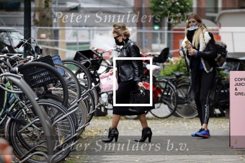 Amsterdam 27 oktober 27 oktober 2020
Estelle Cruijff en Connie Witteman met mondkapjes op de cornelis schuytstraat