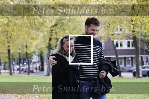 Amsterdam 15 oktober 2020
Eva Jinek en haar vriend Dexter van der Voorn wandelend in Amsterdam zuid