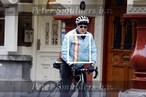 Amsterdam 1 november 2020
Ferdinand Grapperhaus komt fietsend thuis . Zijn vrouw Liesbeth Wytzes is thuis.