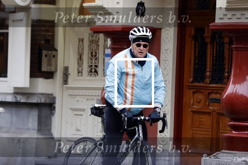 Amsterdam 1 november 2020
Ferdinand Grapperhaus komt fietsend thuis . Zijn vrouw Liesbeth Wytzes is thuis.