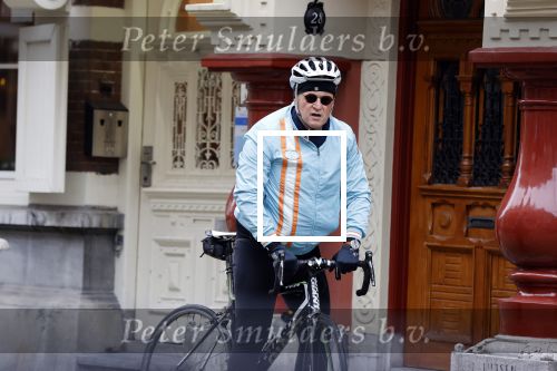 Amsterdam 1 november 2020
Ferdinand Grapperhaus komt fietsend thuis . Zijn vrouw Liesbeth Wytzes is thuis.