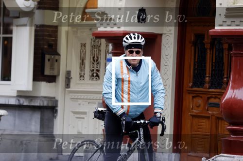 Amsterdam 1 november 2020
Ferdinand Grapperhaus komt fietsend thuis . Zijn vrouw Liesbeth Wytzes is thuis.