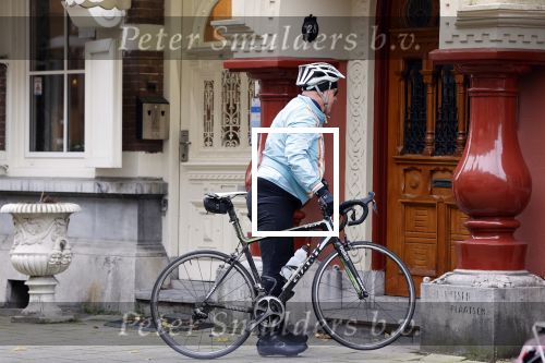 Amsterdam 1 november 2020
Ferdinand Grapperhaus komt fietsend thuis . Zijn vrouw Liesbeth Wytzes is thuis.