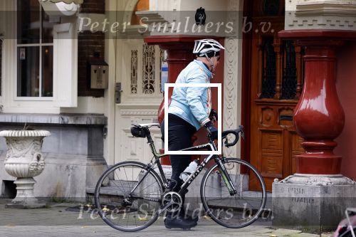 Amsterdam 1 november 2020
Ferdinand Grapperhaus komt fietsend thuis . Zijn vrouw Liesbeth Wytzes is thuis.