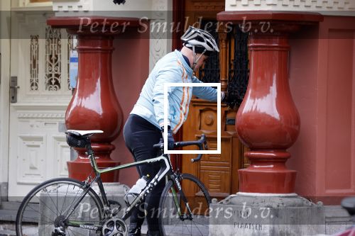 Amsterdam 1 november 2020
Ferdinand Grapperhaus komt fietsend thuis . Zijn vrouw Liesbeth Wytzes is thuis.