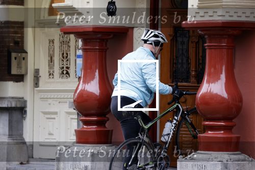 Amsterdam 1 november 2020
Ferdinand Grapperhaus komt fietsend thuis . Zijn vrouw Liesbeth Wytzes is thuis.