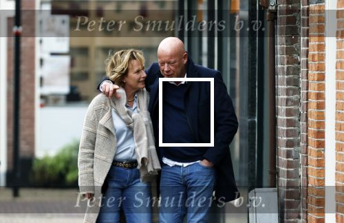 Voorburg 31 oktober 2020
Frits Wester loopt met zijn nieuwe vriendin naar zijn huis toe.