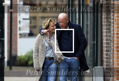 Voorburg 31 oktober 2020
Frits Wester loopt met zijn nieuwe vriendin naar zijn huis toe.
