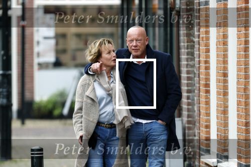 Voorburg 31 oktober 2020
Frits Wester loopt met zijn nieuwe vriendin naar zijn huis toe.
