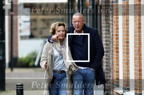 Voorburg 31 oktober 2020
Frits Wester loopt met zijn nieuwe vriendin naar zijn huis toe.