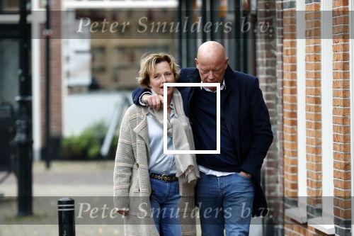 Voorburg 31 oktober 2020
Frits Wester loopt met zijn nieuwe vriendin naar zijn huis toe.