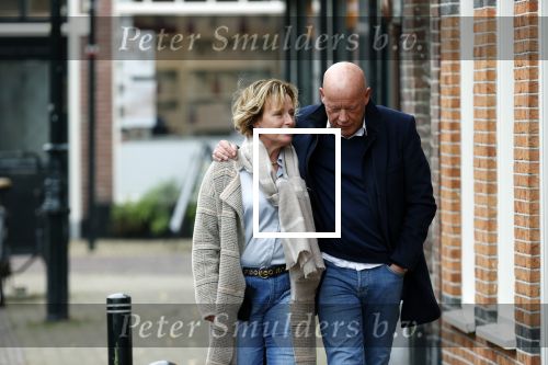 Voorburg 31 oktober 2020
Frits Wester loopt met zijn nieuwe vriendin naar zijn huis toe.
