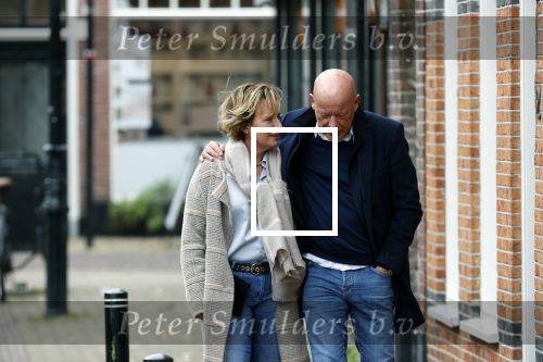 Voorburg 31 oktober 2020
Frits Wester loopt met zijn nieuwe vriendin naar zijn huis toe.