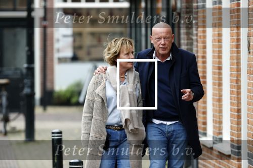 Voorburg 31 oktober 2020
Frits Wester loopt met zijn nieuwe vriendin naar zijn huis toe.