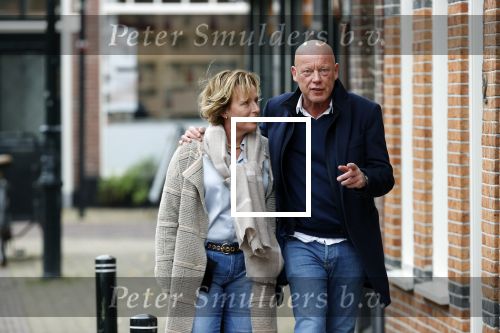 Voorburg 31 oktober 2020
Frits Wester loopt met zijn nieuwe vriendin naar zijn huis toe.