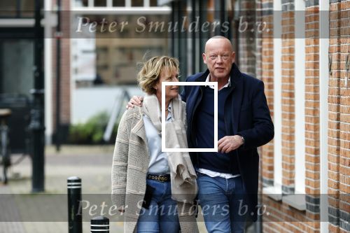 Voorburg 31 oktober 2020
Frits Wester loopt met zijn nieuwe vriendin naar zijn huis toe.