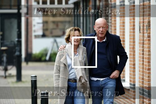 Voorburg 31 oktober 2020
Frits Wester loopt met zijn nieuwe vriendin naar zijn huis toe.