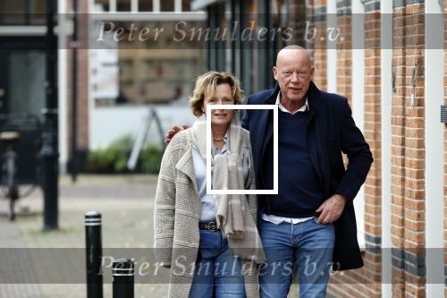 Voorburg 31 oktober 2020
Frits Wester loopt met zijn nieuwe vriendin naar zijn huis toe.