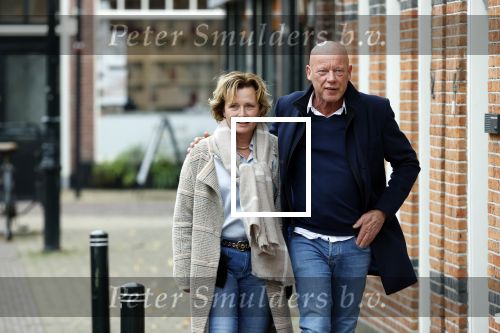Voorburg 31 oktober 2020
Frits Wester loopt met zijn nieuwe vriendin naar zijn huis toe.