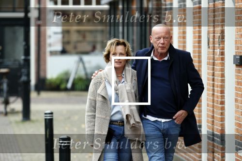 Voorburg 31 oktober 2020
Frits Wester loopt met zijn nieuwe vriendin naar zijn huis toe.