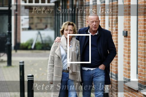 Voorburg 31 oktober 2020
Frits Wester loopt met zijn nieuwe vriendin naar zijn huis toe.
